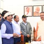 ग्राम्य विकास मंत्री गणेश जोशी से खत्याड़ी गांव प्रतिनिधिमंडल ने की मुलाकात