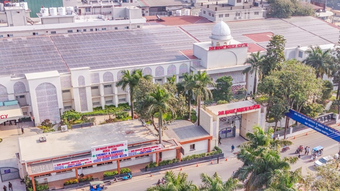 श्री महंत इन्दिरेश अस्पताल एवं दि हंस फाउंडेशन आई केयर के बीच एमओयू, नेत्रदान महाअभियान को मिलेगा नया आयामदेहरादून। श्री महंत इन्दिरेश अस्पताल के नेत्र रोग विभाग एवं दि हंस फाउंडेशन आई केयर के बीच एक महत्वपूर्ण एमओयू पर हस्ताक्षर किए गए। इस समझौते के अंतर्गत श्री महंत इन्दिरेश अस्पताल के नेत्र विशेषज्ञ और दि हंस फाउंडेशन के डीएनबी अध्ययनरत छात्र-छात्राओं को प्रशिक्षण देंगे।  इस एमओयू का उद्देश्य न केवल नेत्र चिकित्सा के क्षेत्र में उच्च गुणवत्ता की शिक्षा और प्रशिक्षण को बढ़ावा देना है, बल्कि समाज में नेत्रदान महाअभियान के प्रति जागरूकता फैलाना भी है। इस पहल से अधिक से अधिक लोग नेत्रदान के महत्व को समझेंगे और इस मानवता से जुड़ी मुहिम में भाग लेंगे। एमओयू पर श्री महंत इन्दिरेश अस्पताल की ओर से चिकित्सा अधीक्षक डॉ. गौरव रतूड़ी, वरिष्ठ न्यूरोलॉजिस्ट डॉ. यशपाल सिंह तथा नेत्र रोग विभागाध्यक्ष एवम् आई बैंक की निदेशक डॉ. तरन्नुम शकील ने हस्ताक्षर किए। वहीं दि हंस फाउंडेशन आई केयर की ओर से डॉ. पंकज शर्मा ने एमओयू पर हस्ताक्षर किए।  इस अवसर पर डॉ. तरन्नुम शकील, निदेशक, आई बैंक, श्री महंत इन्दिरेश अस्पताल ने कहा, “नेत्रदान एक ऐसा दान है जिससे किसी व्यक्ति को नया जीवन नहीं, बल्कि नई रोशनी मिलती है। एक नेत्रदाता अपनी मृत्यु के बाद भी दो लोगों की अंधकारमय जिंदगी में उजाला भर सकता है। हमारा उद्देश्य है कि हर नागरिक नेत्रदान के इस महापवित्र कार्य का हिस्सा बने। यह एमओयू न केवल चिकित्सा शिक्षा को नई दिशा देगा, बल्कि नेत्रदान आंदोलन को भी नई गति प्रदान करेगा।” डॉ. शकील ने आगे कहा कि समाज में नेत्रदान को लेकर अभी भी कई भ्रांतियाँ हैं, जिन्हें दूर करने के लिए जागरूकता अभियान चलाना अत्यंत आवश्यक है। अस्पताल और फाउंडेशन मिलकर इस दिशा में ठोस प्रयास करेंगे।
