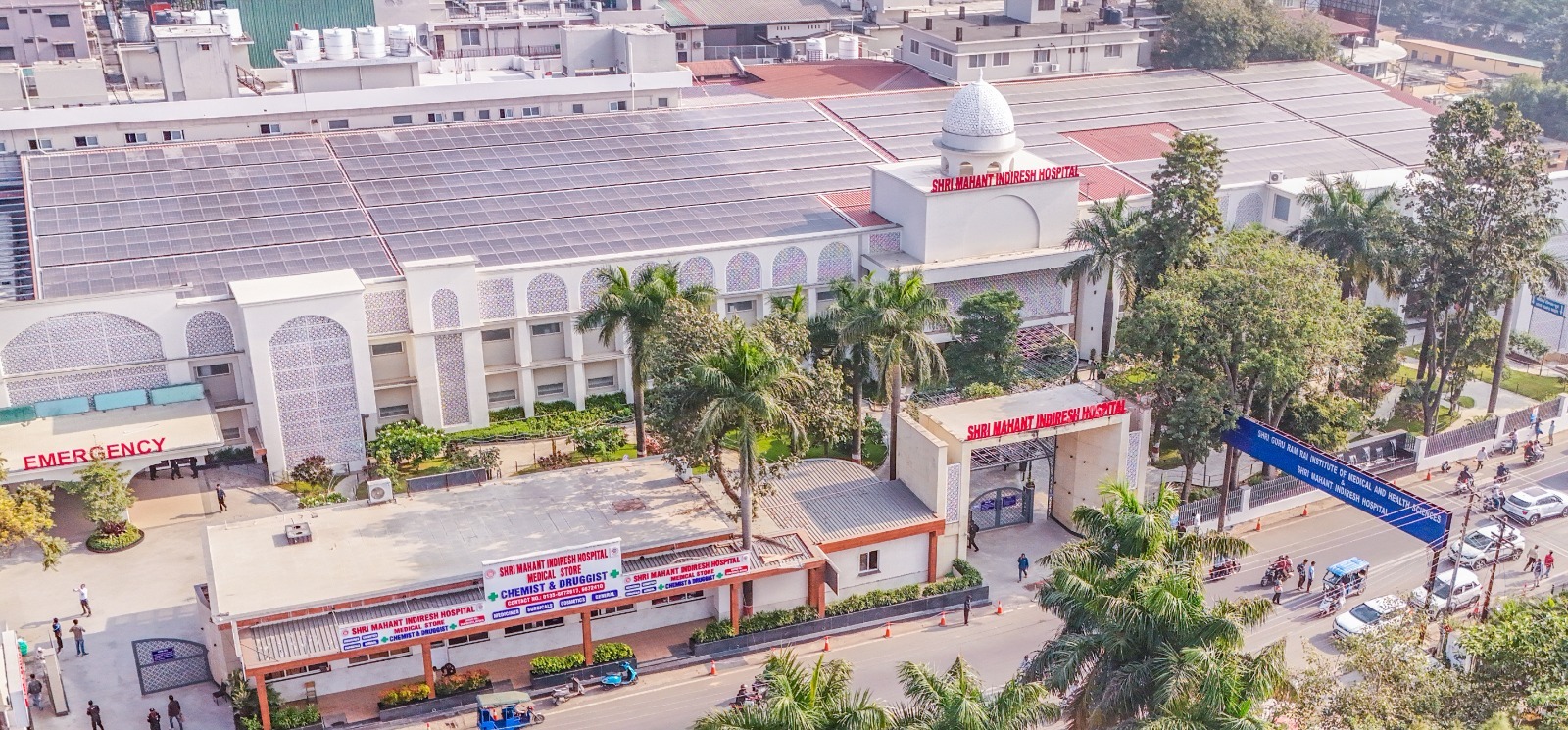 श्री महंत इन्दिरेश अस्पताल एवं दि हंस फाउंडेशन आई केयर के बीच एमओयू, नेत्रदान महाअभियान को मिलेगा नया आयामदेहरादून। श्री महंत इन्दिरेश अस्पताल के नेत्र रोग विभाग एवं दि हंस फाउंडेशन आई केयर के बीच एक महत्वपूर्ण एमओयू पर हस्ताक्षर किए गए। इस समझौते के अंतर्गत श्री महंत इन्दिरेश अस्पताल के नेत्र विशेषज्ञ और दि हंस फाउंडेशन के डीएनबी अध्ययनरत छात्र-छात्राओं को प्रशिक्षण देंगे।  इस एमओयू का उद्देश्य न केवल नेत्र चिकित्सा के क्षेत्र में उच्च गुणवत्ता की शिक्षा और प्रशिक्षण को बढ़ावा देना है, बल्कि समाज में नेत्रदान महाअभियान के प्रति जागरूकता फैलाना भी है। इस पहल से अधिक से अधिक लोग नेत्रदान के महत्व को समझेंगे और इस मानवता से जुड़ी मुहिम में भाग लेंगे। एमओयू पर श्री महंत इन्दिरेश अस्पताल की ओर से चिकित्सा अधीक्षक डॉ. गौरव रतूड़ी, वरिष्ठ न्यूरोलॉजिस्ट डॉ. यशपाल सिंह तथा नेत्र रोग विभागाध्यक्ष एवम् आई बैंक की निदेशक डॉ. तरन्नुम शकील ने हस्ताक्षर किए। वहीं दि हंस फाउंडेशन आई केयर की ओर से डॉ. पंकज शर्मा ने एमओयू पर हस्ताक्षर किए।  इस अवसर पर डॉ. तरन्नुम शकील, निदेशक, आई बैंक, श्री महंत इन्दिरेश अस्पताल ने कहा, “नेत्रदान एक ऐसा दान है जिससे किसी व्यक्ति को नया जीवन नहीं, बल्कि नई रोशनी मिलती है। एक नेत्रदाता अपनी मृत्यु के बाद भी दो लोगों की अंधकारमय जिंदगी में उजाला भर सकता है। हमारा उद्देश्य है कि हर नागरिक नेत्रदान के इस महापवित्र कार्य का हिस्सा बने। यह एमओयू न केवल चिकित्सा शिक्षा को नई दिशा देगा, बल्कि नेत्रदान आंदोलन को भी नई गति प्रदान करेगा।” डॉ. शकील ने आगे कहा कि समाज में नेत्रदान को लेकर अभी भी कई भ्रांतियाँ हैं, जिन्हें दूर करने के लिए जागरूकता अभियान चलाना अत्यंत आवश्यक है। अस्पताल और फाउंडेशन मिलकर इस दिशा में ठोस प्रयास करेंगे।