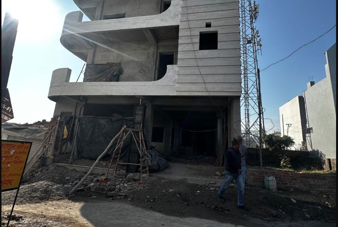 अवैध निर्माणों पर एमडीडीए का सख़्त प्रहार, सहस्त्रधारा रोड क्षेत्र में दो बड़े निर्माण सील