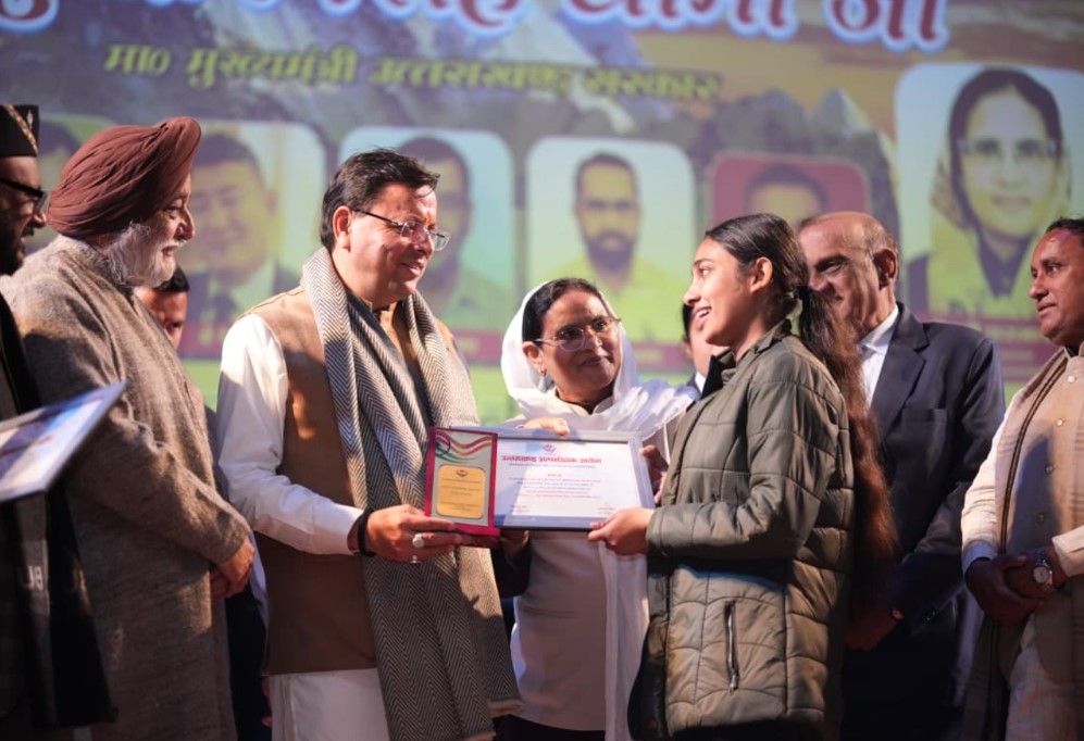 मुख्यमंत्री धामी ने अल्पसंख्यक समुदाय के मेधावी छात्रों को किया सम्मानित