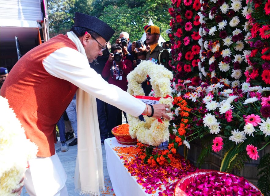 विजय दिवस पर सीएम धामी ने वीर बलिदानियों को दी श्रद्धांजलि