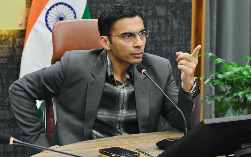 हाईवे और सार्वजनिक स्थलों पर बढ़ती गंदगी को लेकर जिला प्रशासन सख्त, कई अधिकारियों को नोटिस जारी