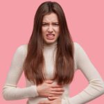 बार-बार होता है पेट दर्द? तो हल्के में न लें, हो सकता है कई गंभीर बीमारियों का संकेत