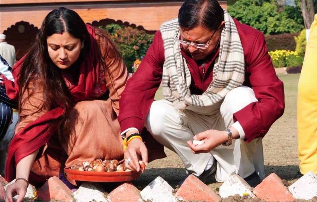 सीएम धामी ने शासकीय आवास में लगाए ट्यूलिप बल्ब, पुष्प खेती को बताया स्वरोजगार का मजबूत जरिया