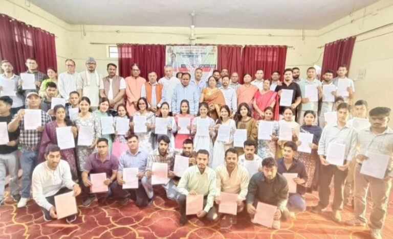 कैबिनेट मंत्री डॉ. धन सिंह रावत ने चयनित 44 कनिष्ठ सहायकों को सौंपे नियुक्ति पत्र