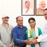 कैबिनेट मंत्री गणेश जोशी ने हाईस्कूल परीक्षा में 15वीं रैंक हासिल करने पर साक्षी को किया सम्मानित