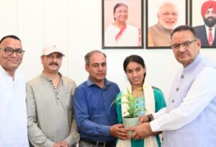 कैबिनेट मंत्री गणेश जोशी ने हाईस्कूल परीक्षा में 15वीं रैंक हासिल करने पर साक्षी को किया सम्मानित