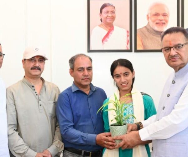 कैबिनेट मंत्री गणेश जोशी ने हाईस्कूल परीक्षा में 15वीं रैंक हासिल करने पर साक्षी को किया सम्मानित