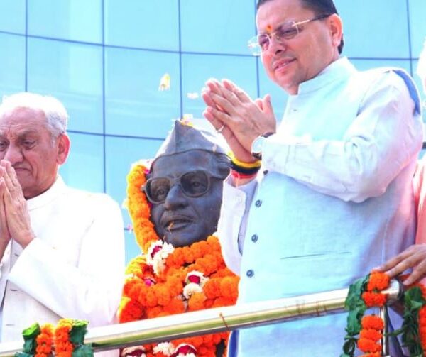 मुख्यमंत्री धामी ने हेमवती नंदन बहुगुणा की जयंती पर दी श्रद्धांजलि