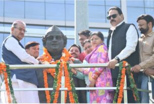 कैबिनेट मंत्री गणेश जोशी ने हेमवती नंदन बहुगुणा की प्रतिमा पर माल्यार्पण कर दी उन्हें श्रद्धांजलि 