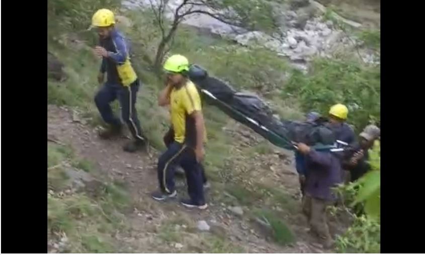 दर्दनाक सड़क हादसा- गहरी खाई में गिरा वाहन, चालक की मौत