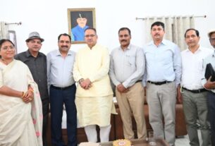 सैनिक कल्याण मंत्री गणेश जोशी से भूतपूर्व सैनिक के एक प्रतिनिधिमंडल ने की मुलाकात