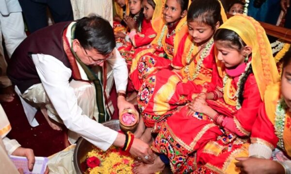 सीएम धामी ने श्री पीठम स्थापना महोत्सव में 1100 कन्याओं का पूजन व माँ राजेश्वरी का किया अभिषेक