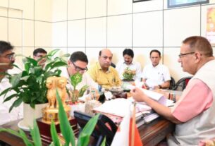 कैबिनेट मंत्री गणेश जोशी ने सिंचाई विभाग के अधिकारियों के साथ की बैठक