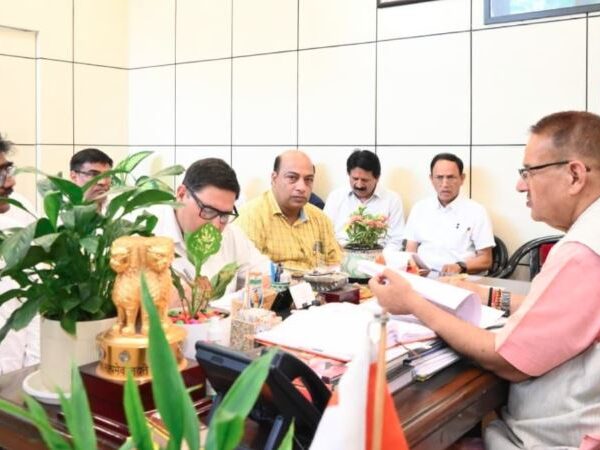 कैबिनेट मंत्री गणेश जोशी ने सिंचाई विभाग के अधिकारियों के साथ की बैठक