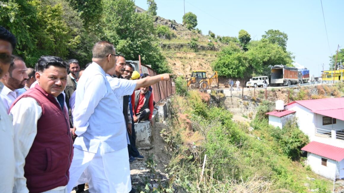 गढ़-बुरांसखण्डा मोटर मार्ग के सर्वे कार्य का निरीक्षण करते कैबिनेट मंत्री गणेश जोशी