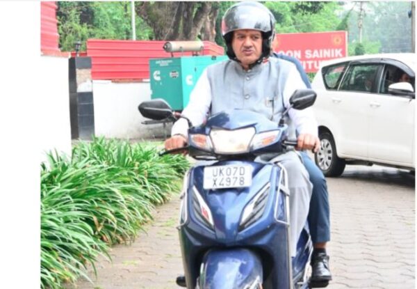 वैश्विक संकट के बीच कृषि मंत्री गणेश जोशी ने दिया ईंधन बचत का संदेश, स्कूटी से पहुंचे कैंप कार्यालय