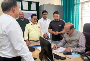 स्वास्थ्य मंत्री सुबोध उनियाल ने किया गरमपानी सामुदायिक स्वास्थ्य केंद्र का औचक निरीक्षण