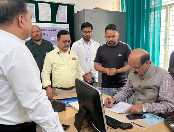 स्वास्थ्य मंत्री सुबोध उनियाल ने किया गरमपानी सामुदायिक स्वास्थ्य केंद्र का औचक निरीक्षण