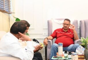 मंत्री गणेश जोशी ने कृषि एवं उद्यान विभाग के अधिकारियों के साथ की बैठक