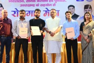 सैनिक कल्याण मंत्री गणेश जोशी ने चयनित लोगों को सौंपे नियुक्ति पत्र