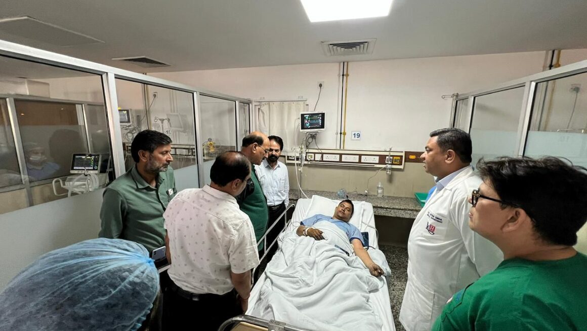पैनेसिया हॉस्पिटल अग्निकांड के बाद स्वास्थ्य मंत्री सुबोध उनियाल ने जाना मरीजों एवं घायल पुलिसकर्मियों का हाल