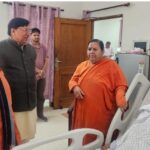 देहरादून में उमा भारती और महेंद्र भट्ट ने जाना सिद्धार्थ बंसल का हालचाल