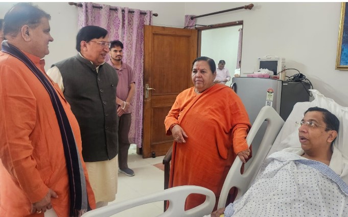 देहरादून में उमा भारती और महेंद्र भट्ट ने जाना सिद्धार्थ बंसल का हालचाल