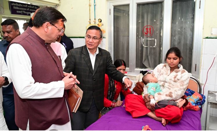 मुख्यमंत्री धामी ने जिला चिकित्सालय पिथौरागढ़ का किया औचक निरीक्षण