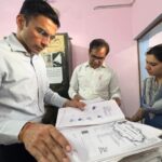 सब-रजिस्ट्रार कार्यालय में डीएम का औचक निरीक्षण, स्टांप चोरी और अवैध रजिस्ट्रियों का हुआ खुलासा
