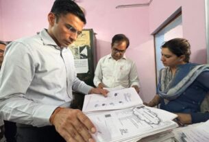 सब-रजिस्ट्रार कार्यालय में डीएम का औचक निरीक्षण, स्टांप चोरी और अवैध रजिस्ट्रियों का हुआ खुलासा