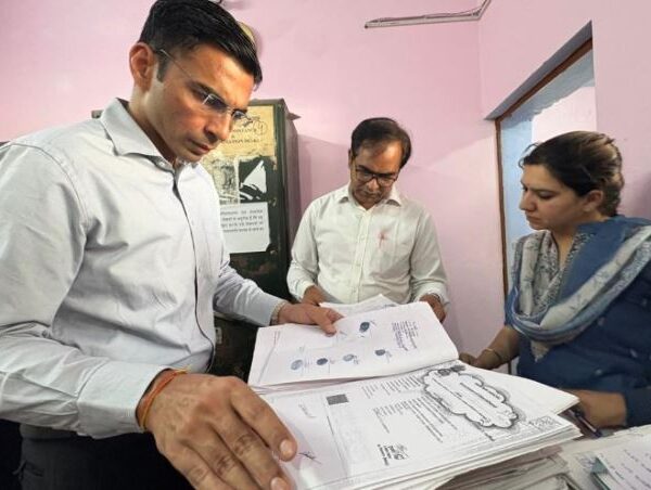 सब-रजिस्ट्रार कार्यालय में डीएम का औचक निरीक्षण, स्टांप चोरी और अवैध रजिस्ट्रियों का हुआ खुलासा